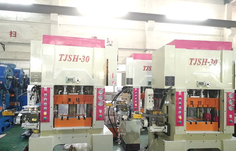 Taijishan punching machine is equipped with long harmonic high-speed gripper fee